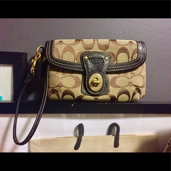Coach classic logo clutch EUC - Picture 7 of 7